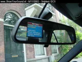 showyoursound.nl - 1st place PRO Sound&Vision - Snijders QCS - displayspiegel.jpg - In de binnen spiegel is een klein TFT schermpje geplaats waarop de navigatie wordt weergegeven. Als de versnelling in zijn achteruit staat is hierop het beeld van de achteruitrij camera te zien.